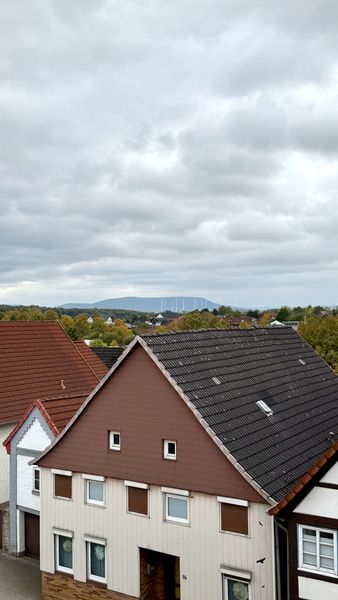 Großzügige 3,5 Dachgeschosswohnung mit Südbalkon – solide vermietet, starkes Entwicklungspotenzial